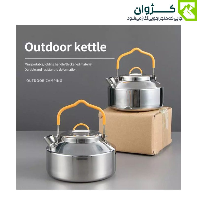 دو کتری استیل 0.9 لیتری HUMTTO، یکی روی زمین و دیگری روی بسته‌بندی محصول، با پس‌زمینه گرافیکی رنگ طوسی.