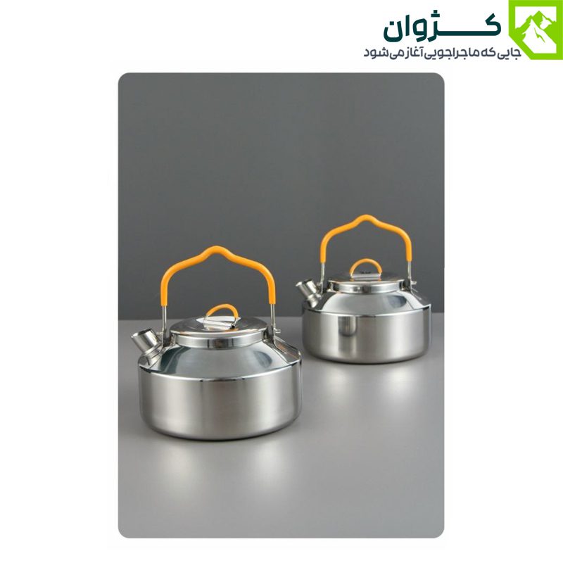 کتری استیل 0.9 لیتری از نمای بغل با دسته سیلیکونی باز، روی زمینه طوسی.