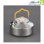 کتری استیل 0.9 لیتری با درب بسته، از زاویه بالا و مورب روی زمینه طوسی.