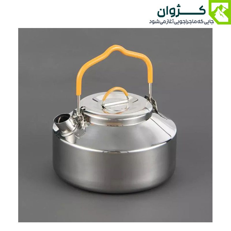 کتری استیل 0.9 لیتری با درب بسته، از زاویه بالا و مورب روی زمینه طوسی.