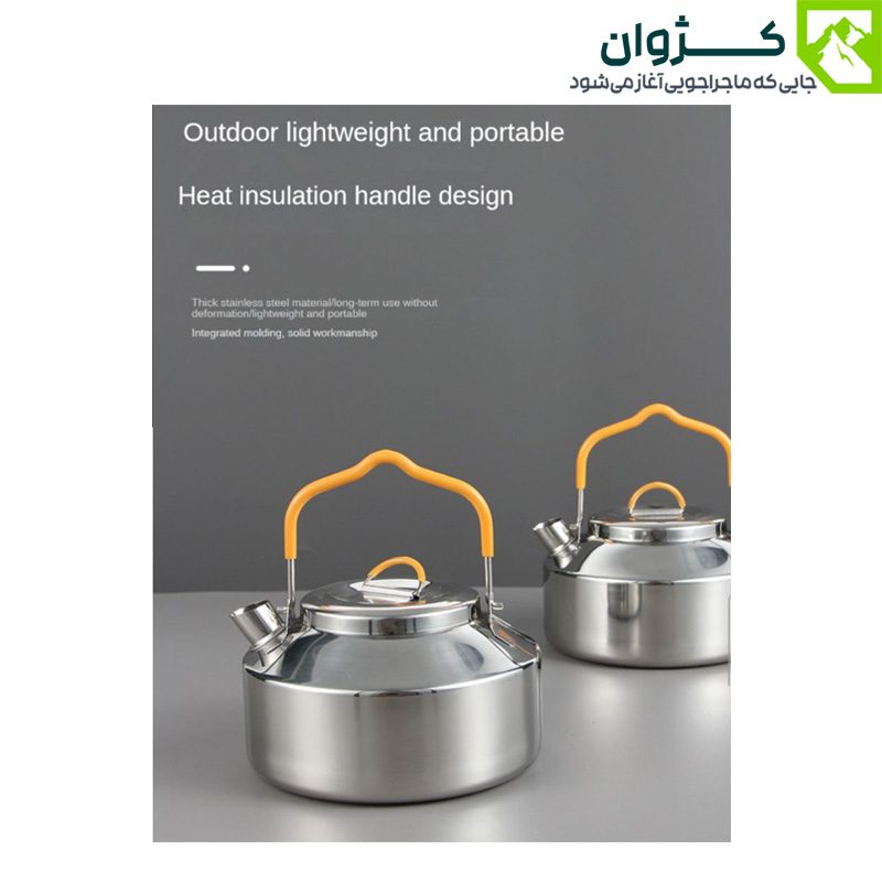 دو عدد کتری استیل 0.9 لیتری استیل کنار هم، روی زمینه طوسی هماهنگ با رنگ محصول.