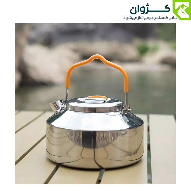 کتری استیل 0.9 لیتری روی میز کمپینگ، از زاویه پشت و مورب در فضای باز.