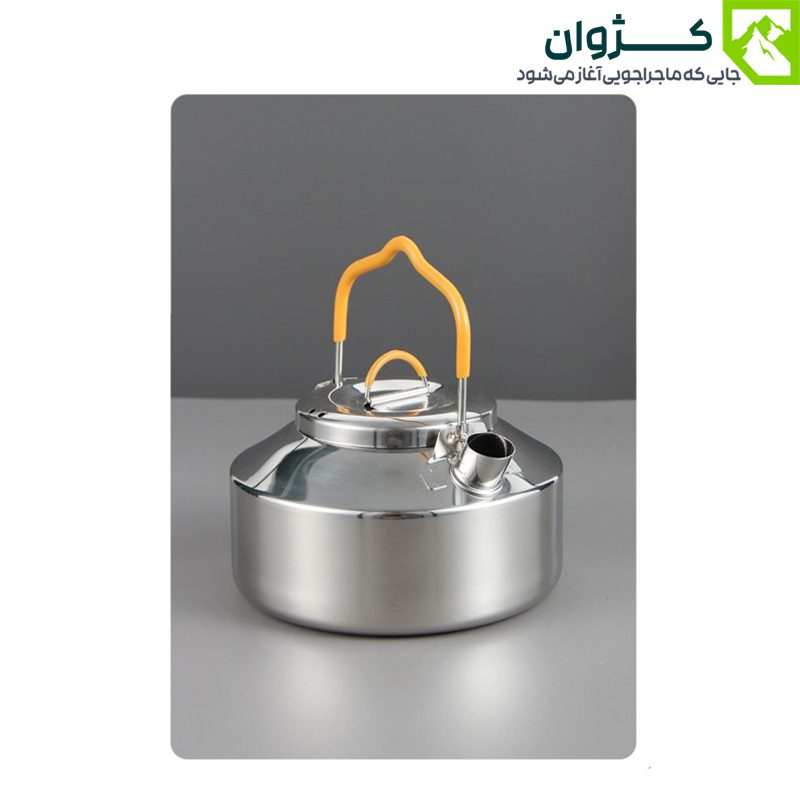 کتری استیل 0.9 لیتری از نمای رو‌به‌رو، روی زمینه طوسی هماهنگ با رنگ محصول.