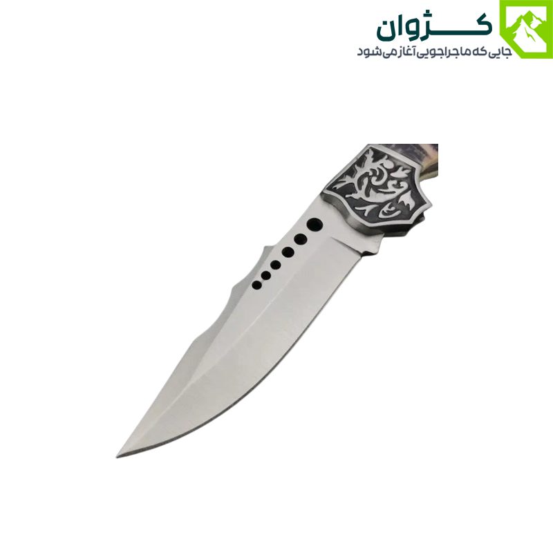 نمای نزدیک از نیمه تیغه چاقوی FB0069 با جزئیات لبه برنده و پرداخت فلزی