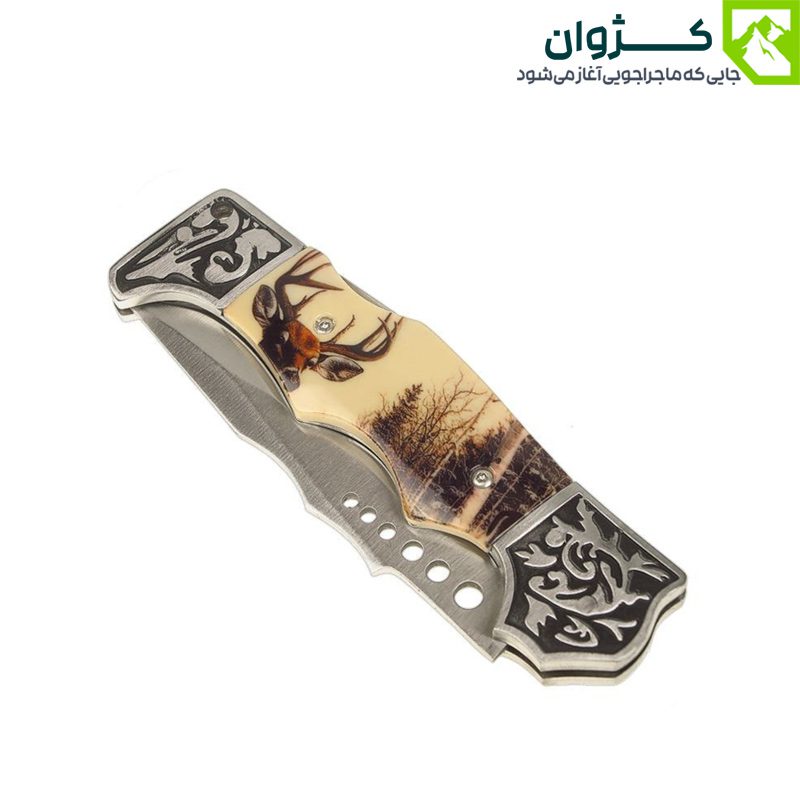 چاقوی FB0069 در حالت بسته از زاویه مورب، نمایش جزئیات دسته و قفل تیغه