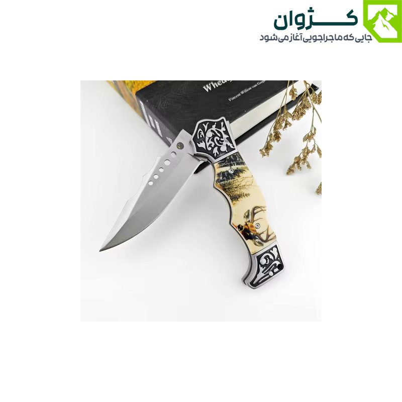 چاقوی FB0069 به‌صورت نیمه باز قرار گرفته روی کتاب، با زمینه سفید