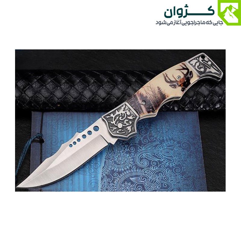 چاقوی FB0069 باز شده و قرار گرفته روی زمینه‌ای با نوشته‌ها و طرح‌های ژاپنی، نمای بالا