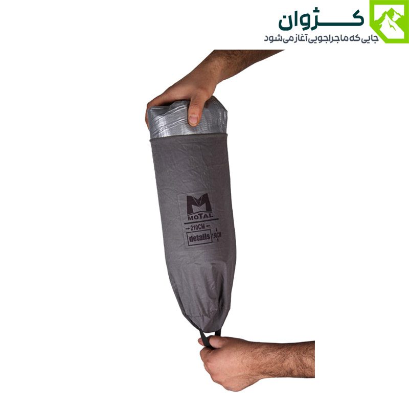 زیرانداز موتال داخل کاور حمل، دست کاربر در حال بیرون آوردن آن