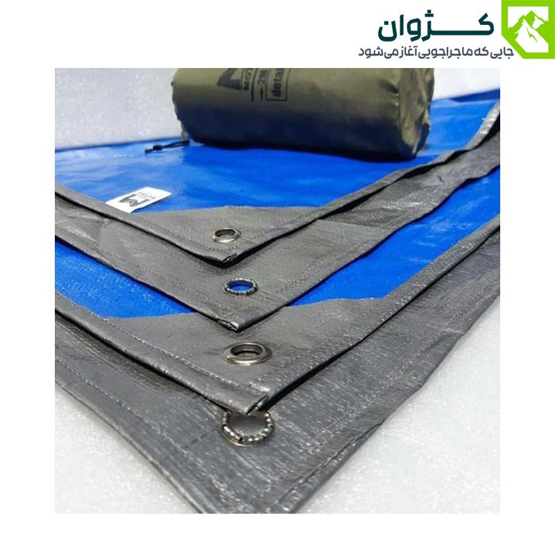 گوشه پانچ‌شده زیرانداز موتال با کاور حمل در کنار آن