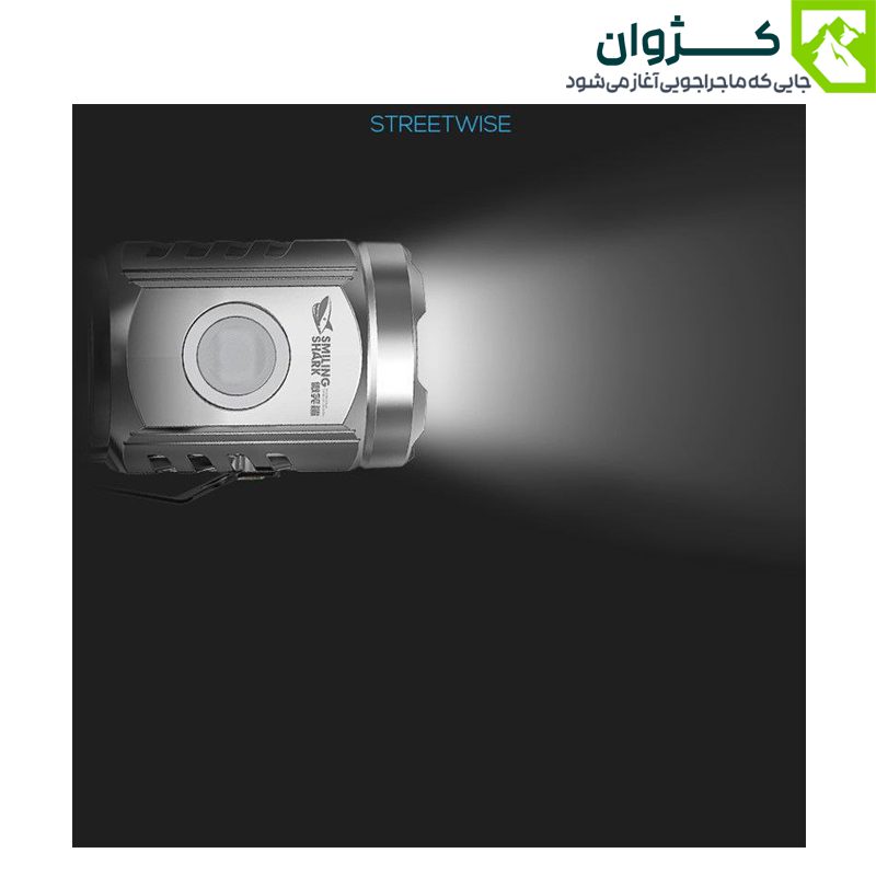 نیمه بالایی چراغ قوه SMILING SHARK با پرتاب نور در تاریکی و پس‌زمینه سیاه