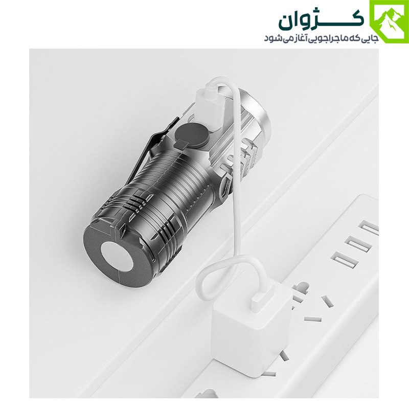 چراغ قوه SMILING SHARK SD-1033 در حال شارژ شدن از طریق درگاه Type-C