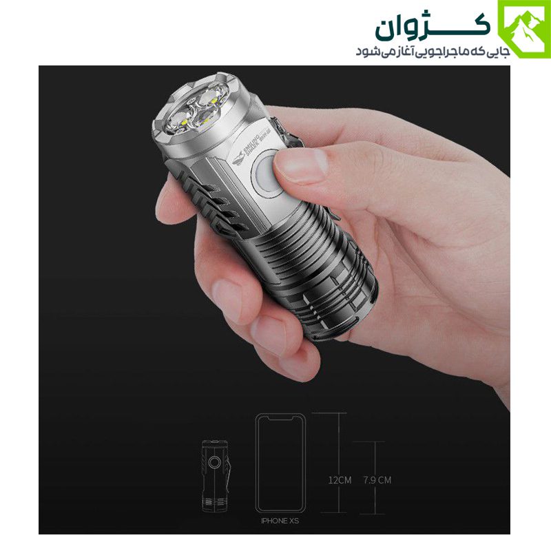 چراغ قوه SMILING SHARK در دست کاربر در کنار گوشی موبایل برای نمایش اندازه واقعی