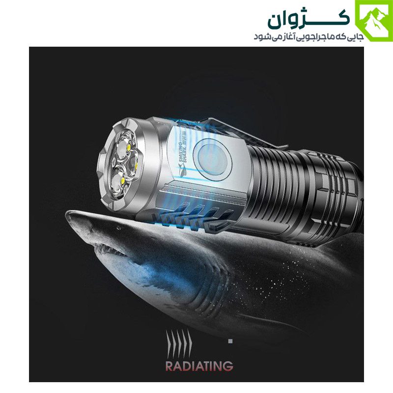 چراغ قوه SMILING SHARK SD-1033 قرار گرفته روی سر کوسه‌ای خندان به‌صورت نمادین