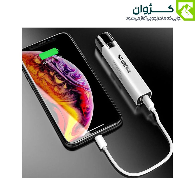 گوشی موبایل متصل به چراغ‌قوه SMILING SHARK مدل 617A در حال شارژ شدن