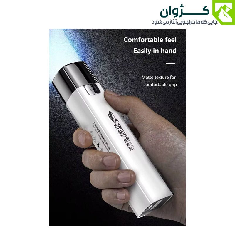 چراغ‌قوه SMILING SHARK مدل 617A در دست کاربر، با طراحی خوش‌دست و سبک
