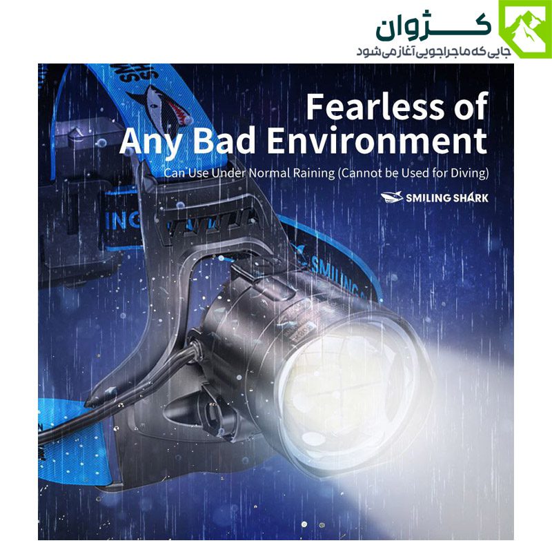 چراغ SMILING SHARK در حال کار زیر باران، قطرات روی بدنه با تاکید بر مقاومت IPX6