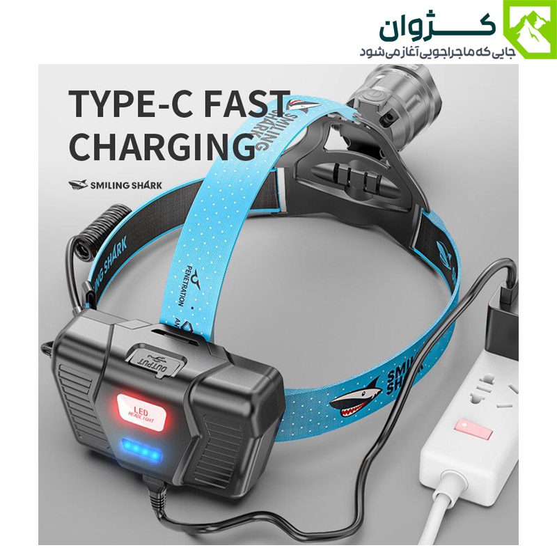 چراغ SMILING SHARK از پشت، در حال شارژ با کابل Type-C، نمایش وضعیت شارژ