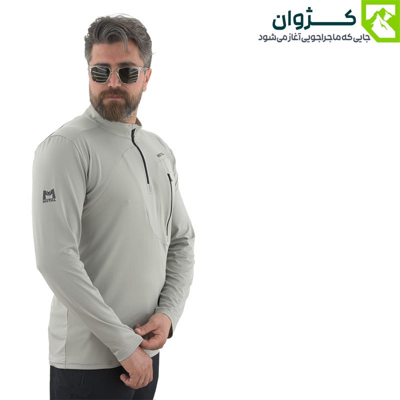 مدل مردانه با بلوز ترکینگ طوسی رنگ موتال، ایستاده به صورت مورب مقابل زمینه سفید