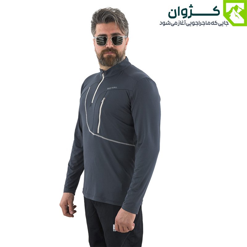 مدل مردانه با بلوز ترکینگ نوک مدادی موتال، ایستاده به صورت مورب مقابل زمینه سفید