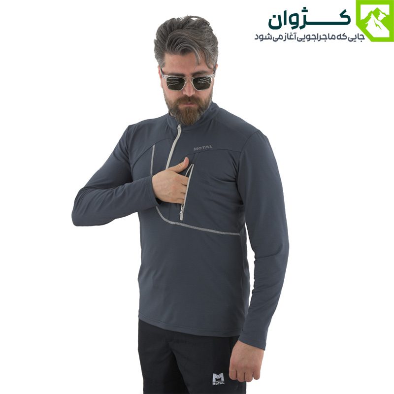 مدل مردانه با بلوز ترکینگ نوک مدادی موتال در حال استفاده از جیب سینه