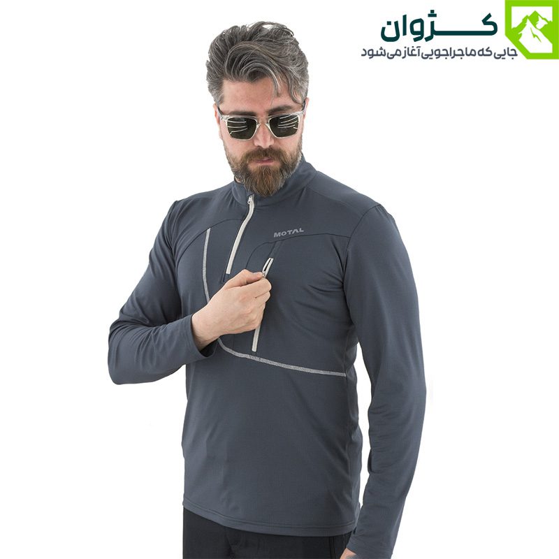 مدل مردانه با بلوز ترکینگ نوک مدادی موتال در حال باز کردن جیب سینه