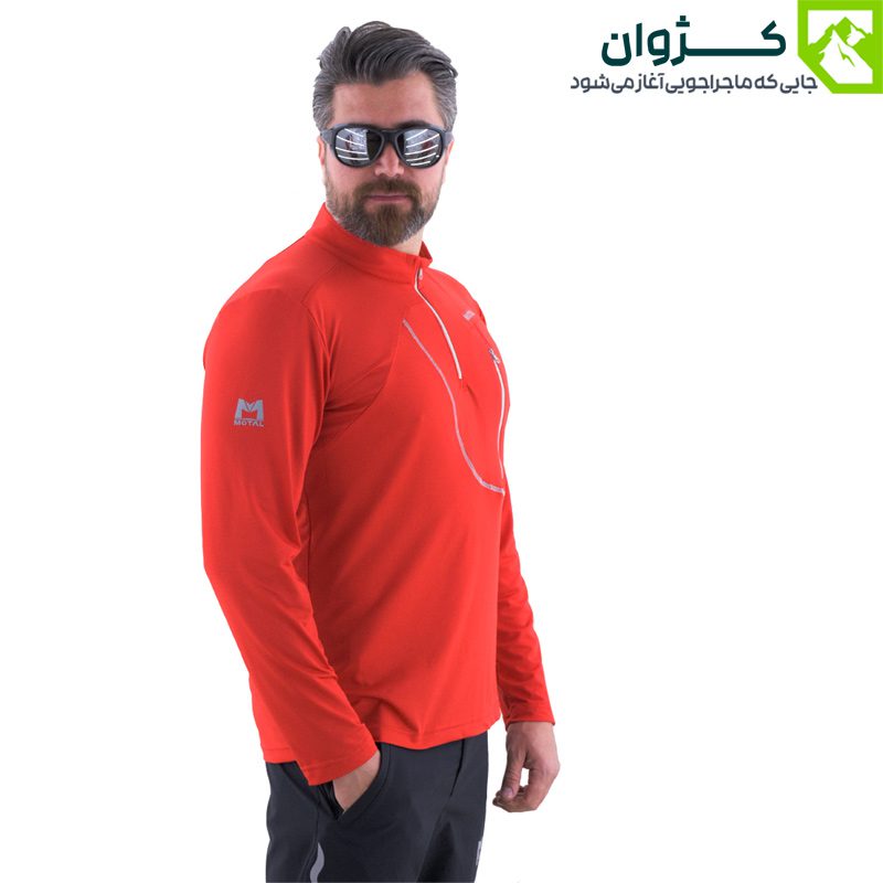 مدل مردانه با بلوز ترکینگ موتال قرمز رنگ، ایستاده به صورت مورب مقابل زمینه سفید