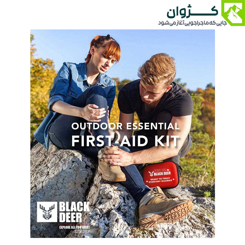 فردی در حال کمک به شخص آسیب‌دیده روی سنگ در منظره کوهستانی با کیت بلک دیر