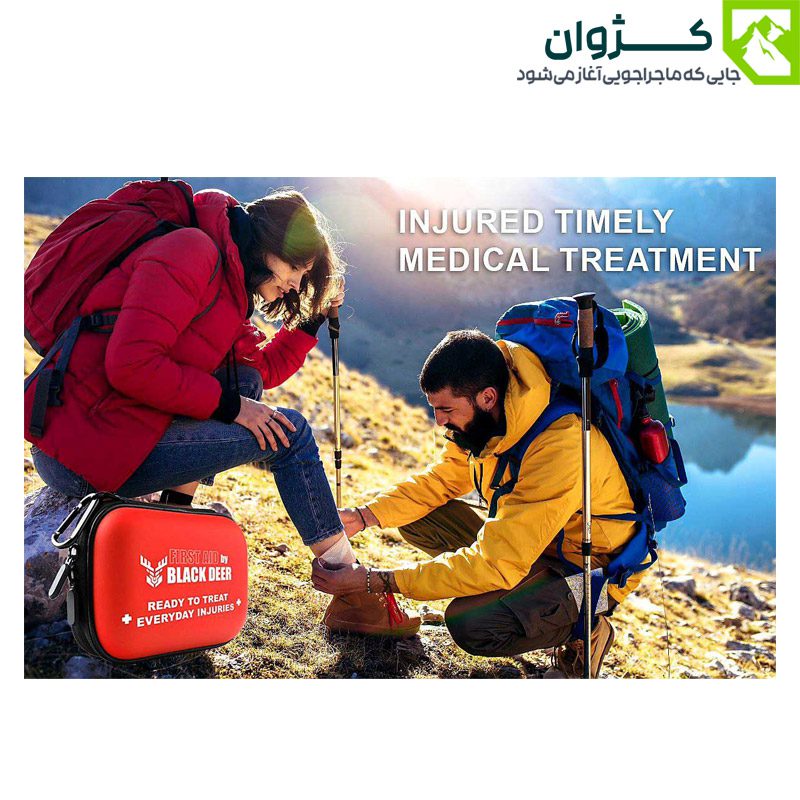 مردی در حال بانداژ کردن پای زن در منظره‌ای کوهستانی با کیت کمک‌های اولیه بلک دیر