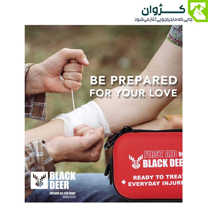 فردی در حال بانداژ کردن دست شخص دیگر در طبیعت با کیت کمک‌های اولیه بلک دیر در کنارشان