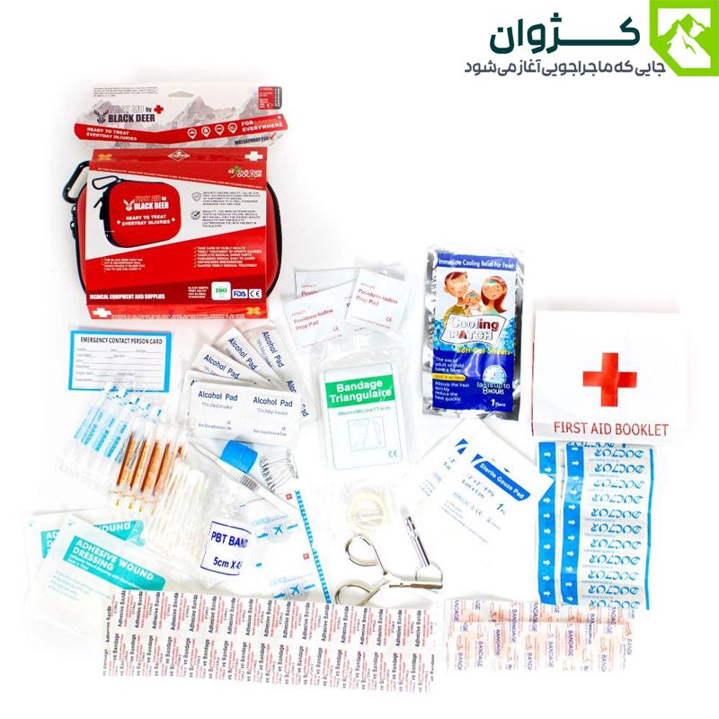 نمای بالا از کیت کمک‌های اولیه بلک دیر همراه محتویات داخلی