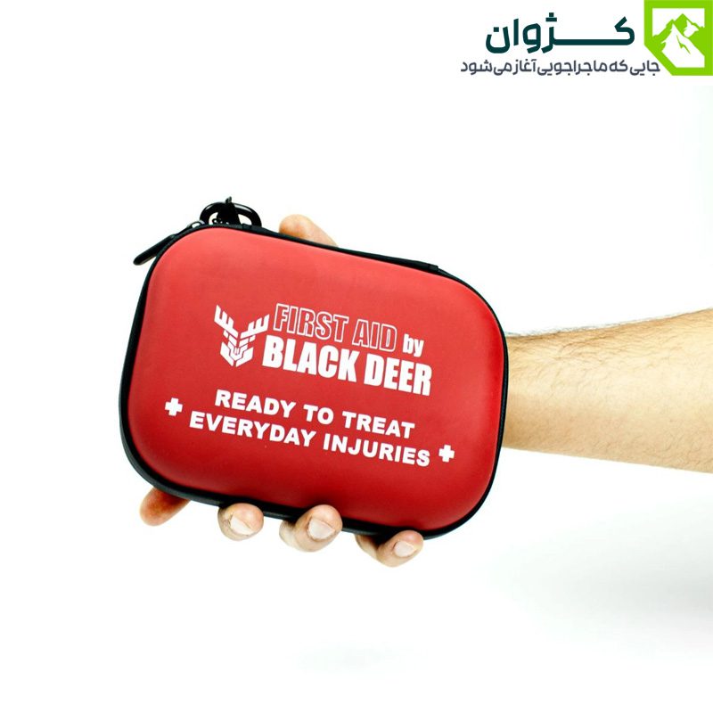 جعبه کمک‌های اولیه بلک دیر در دست فردی با نمای روبه‌رو و کیفیت بالا