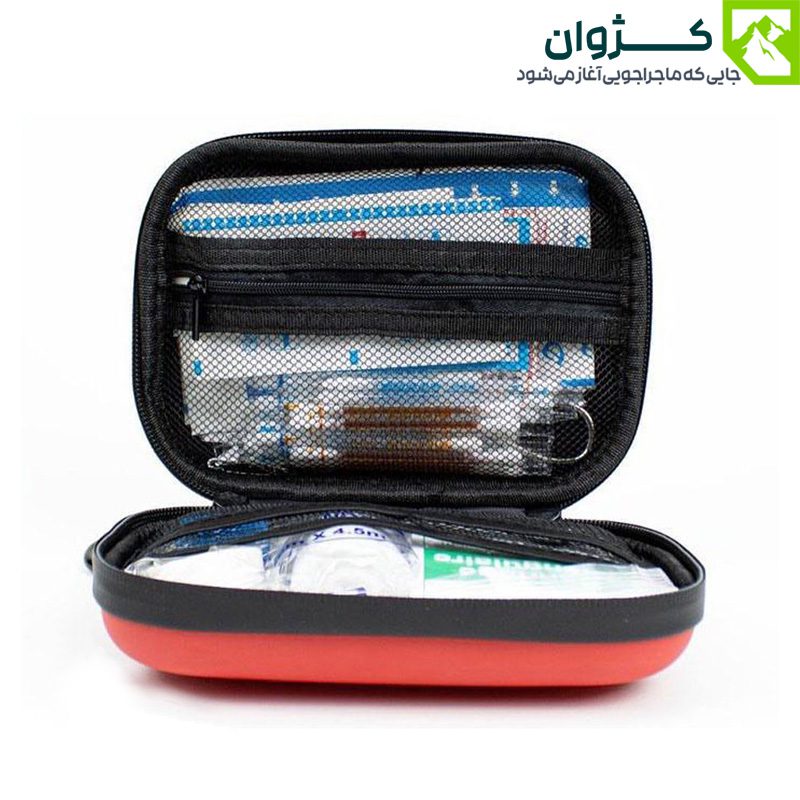 جعبه کمک‌های اولیه بلک دیر در حالت باز شده با نمایش محتویات داخلی