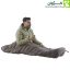 مردی داخل کیسه خواب SAFARI برند Motal با نیم‌تنه بیرون آمده