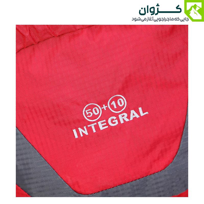 نشان دوخته‌شده مدل INTEGRAL روی بدنه کوله نیکو، نمای نزدیک