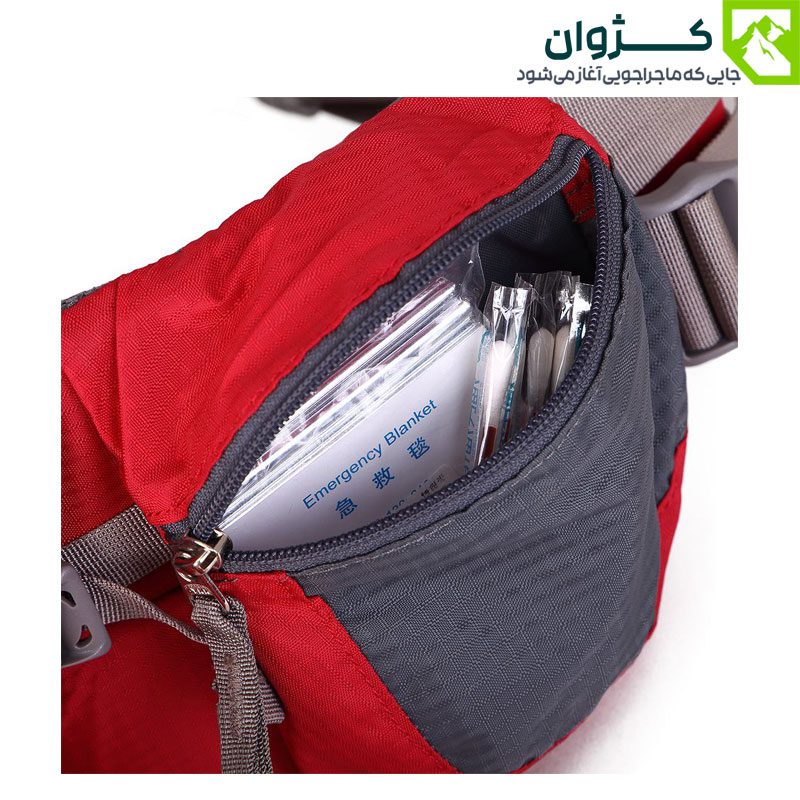 جیب زیپی روی بند کمربند کوله نیکو با پتو نجات داخل آن، زمینه سفید