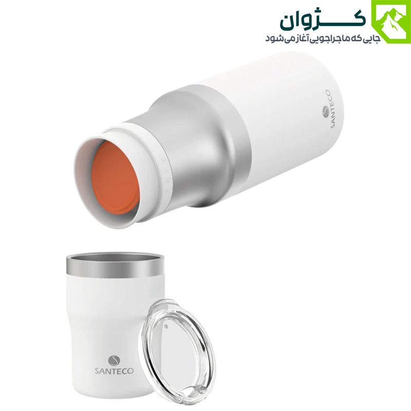 فلاسک سفید SANTECO در حال ریختن نوشیدنی در لیوان روی زمینه سفید