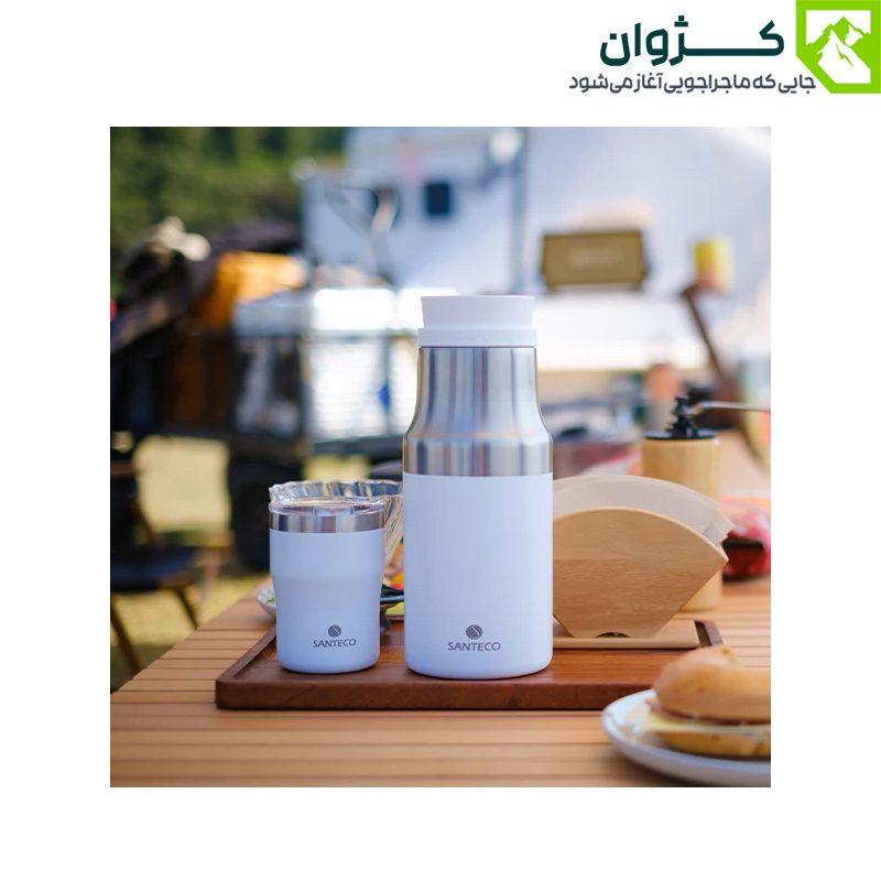 ست سفید SANTECO روی میز چوبی در کمپ با پس‌زمینه طبیعت