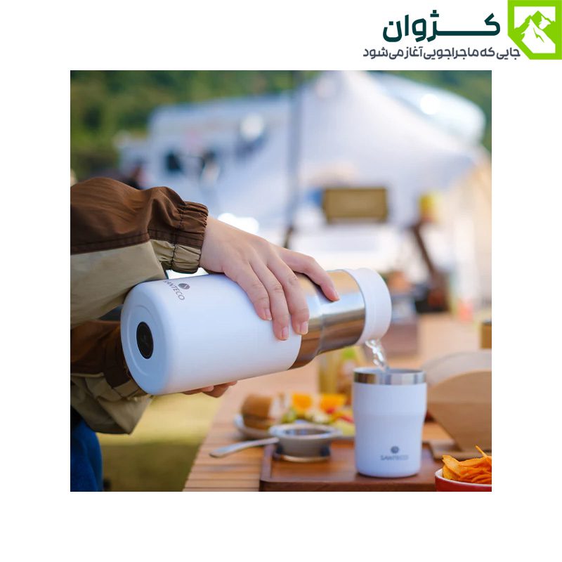 فلاسک سفید SANTECO در حال ریختن نوشیدنی در لیوان در کمپ