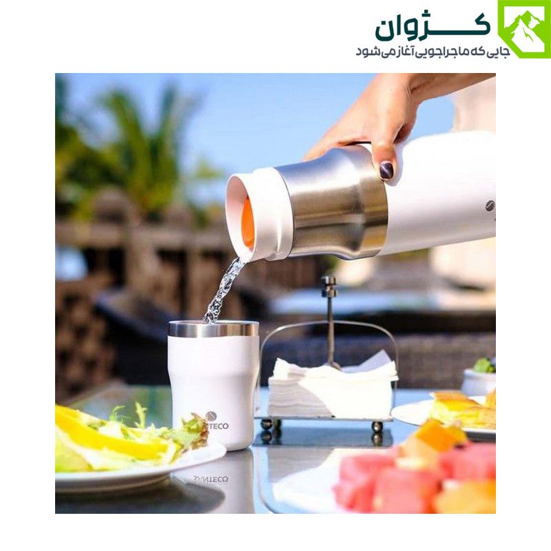 فلاسک سفید SANTECO در حال ریختن نوشیدنی خنک در لیوان با پس‌زمینه استخر