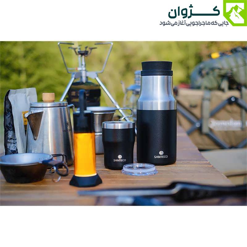 فلاسک مشکی SANTECO در کنار تجهیزات قهوه‌سازی در طبیعت