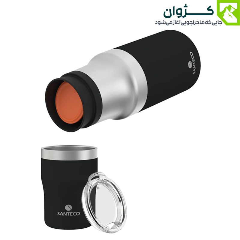 فلاسک مشکی SANTECO در حال ریختن نوشیدنی در لیوان روی زمینه سفید