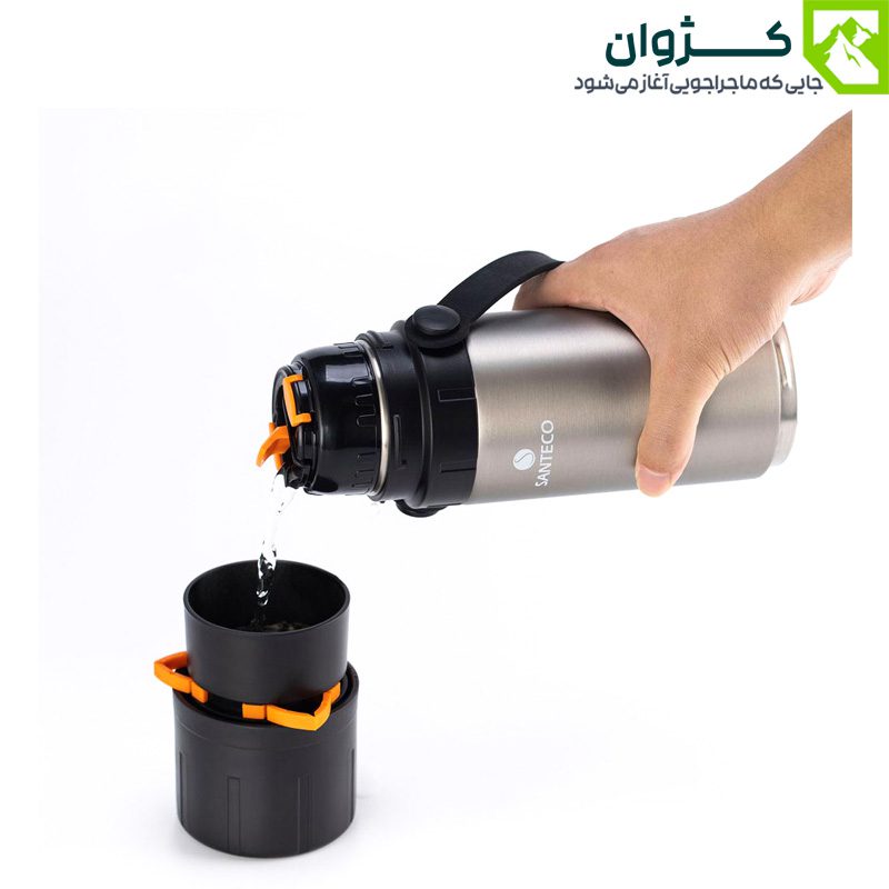ریختن آب‌جوش در فیلتر دم‌آوری قهوه فلاسک سانتکو، زمینه سفید