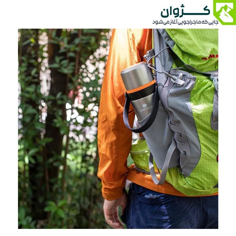 فلاسک سانتکو مدل KAFE در جیب کناری کوله‌پشتی طبیعت‌گرد، پس‌زمینه جنگل سبز