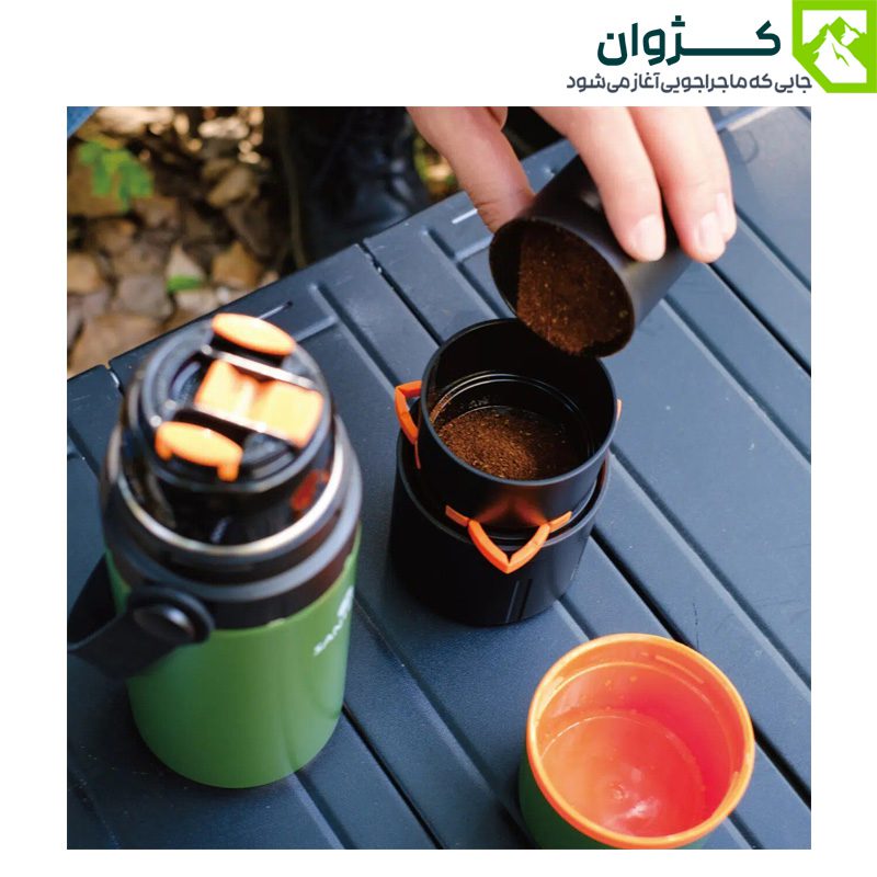 نمای بالا از فلاسک سانتکو و فیلتر دم‌آوری قهوه روی میز مشکی