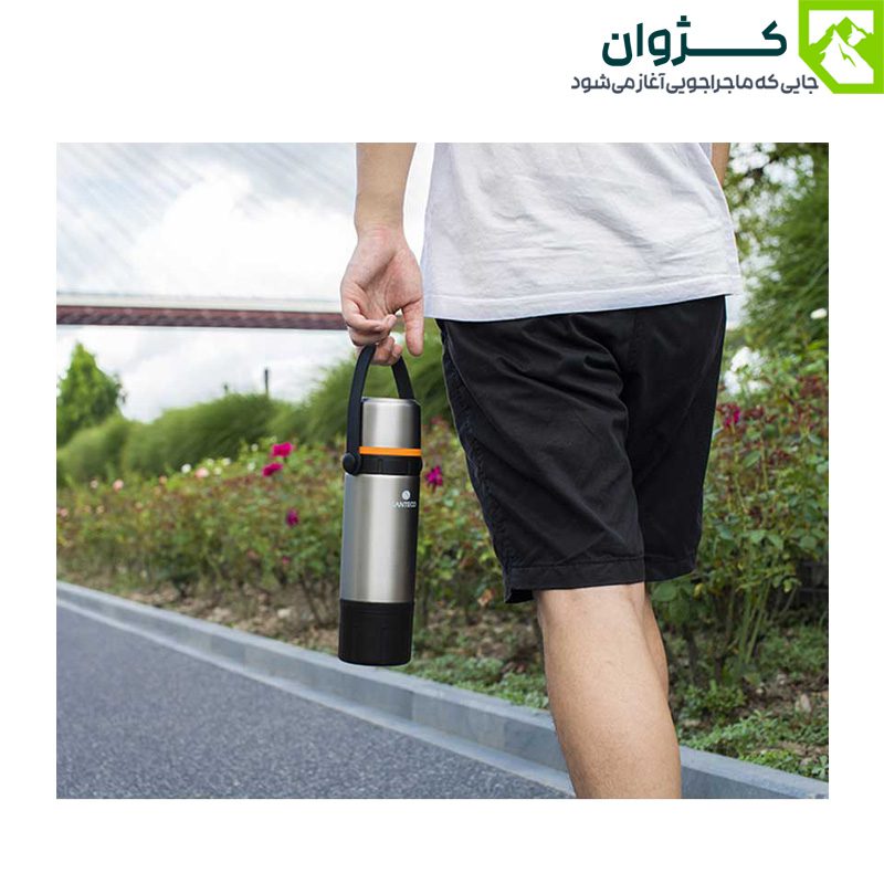 آقایی در حال حرکت در فضای باز با فلاسک نقره‌ای از دسته