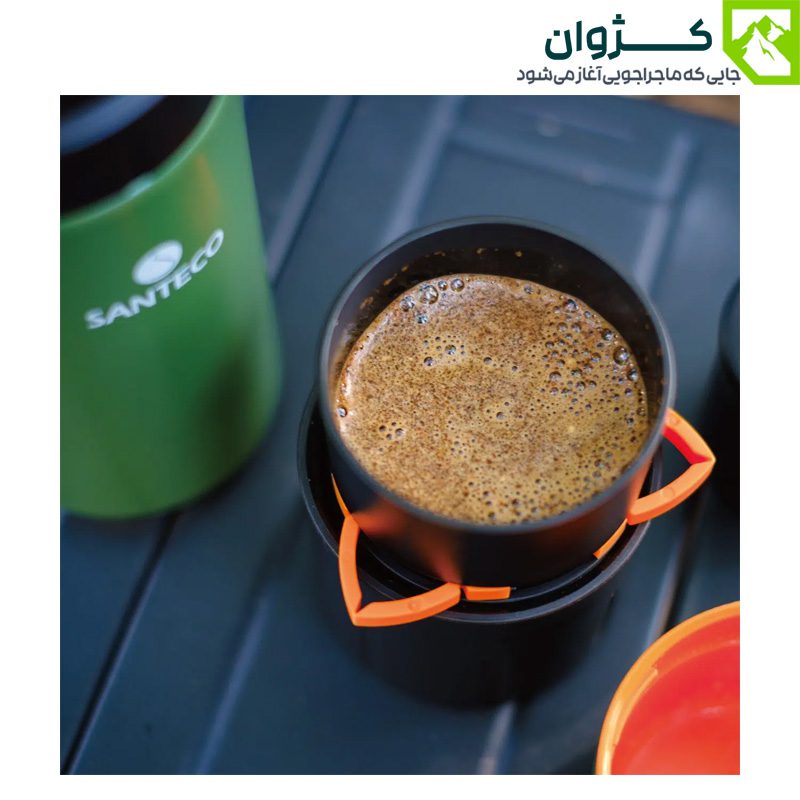نمای بالا از فیلتر دم قهوه پر شده