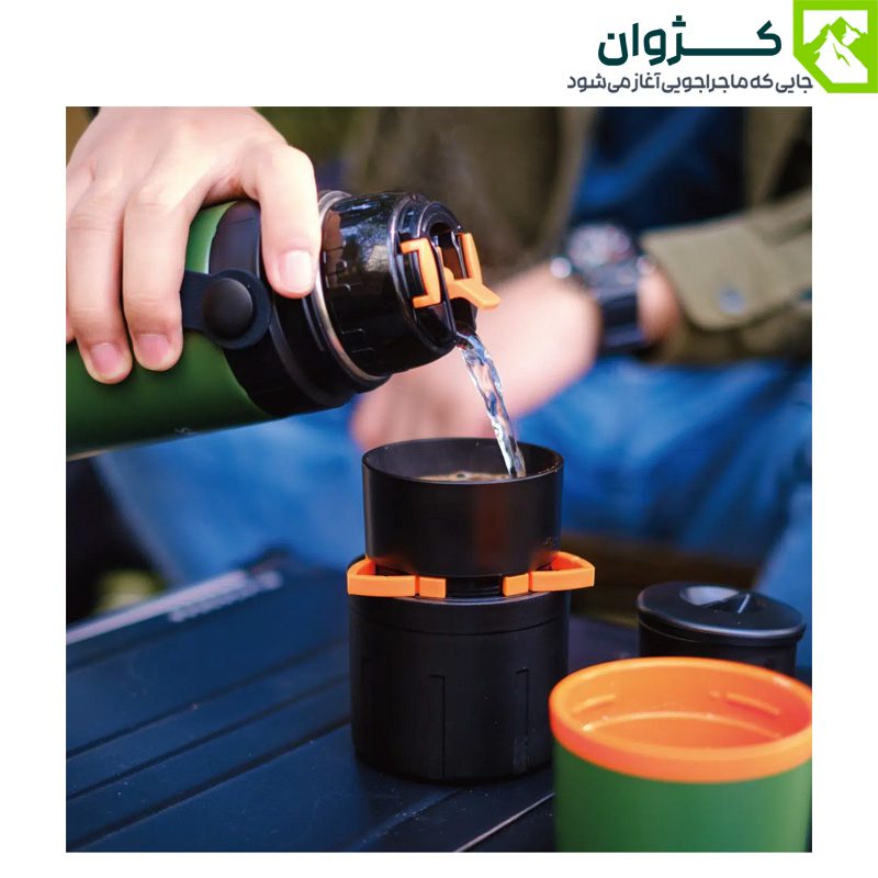 ریختن آب‌جوش برای دم‌آوری قهوه روی میز مشکی