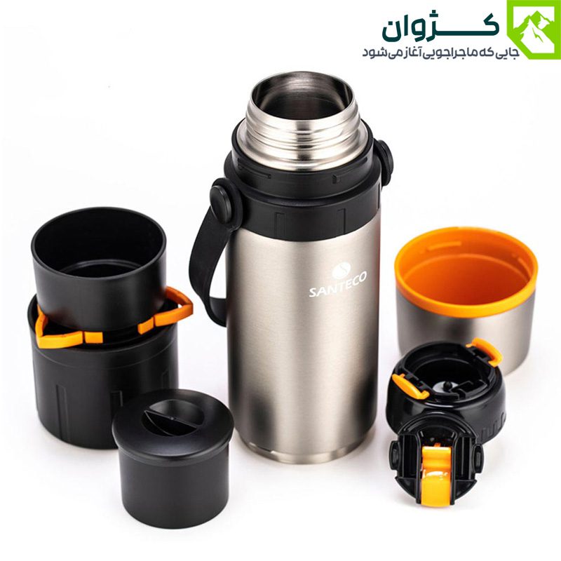 فلاسک نقره‌ای سانتکو مدل KAFE با نمای مورب از بالا، همراه با لیوان، فیلتر و ظرف قهوه در زمینه سفید