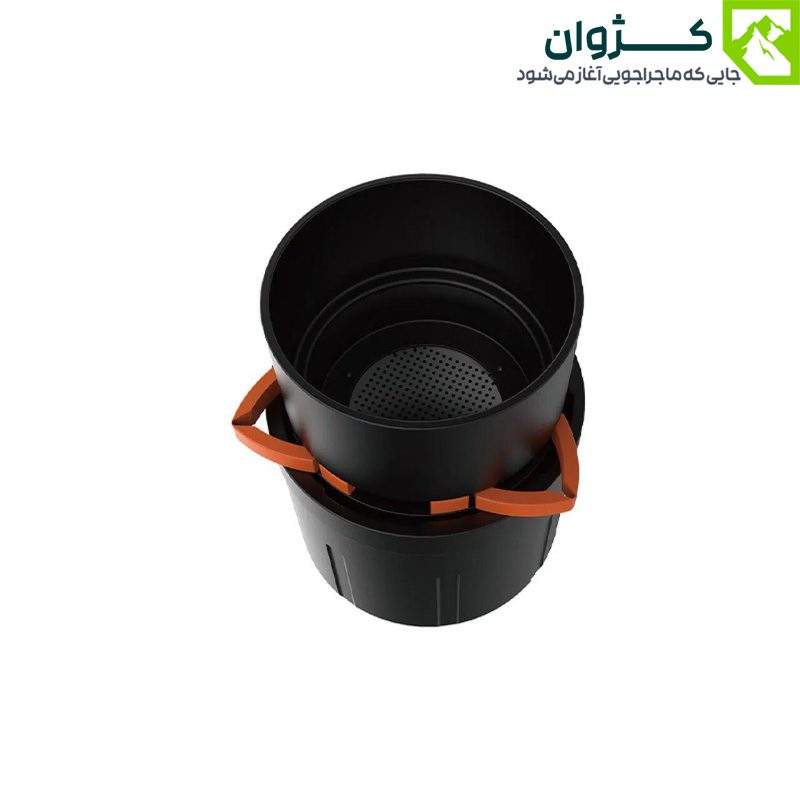 فیلتر دم‌آوری قهوه قرار گرفته روی لیوان فلاسک سانتکو، زمینه سفید