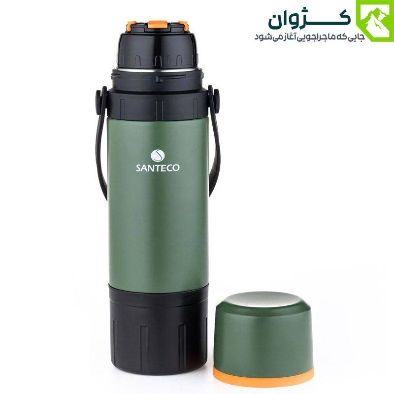 فلاسک سبز سانتکو مدل KAFE ایستاده، همراه با لیوان و درب در زمینه سفید